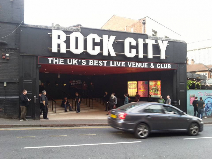 Rock City, což je ve skutečnosti obyčejnej malej zaplivanej klub s barem.