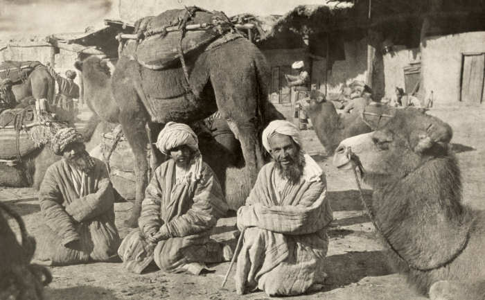 Vůdci karavany odpočívají v karavanseráji (khanu) v Buchaře.