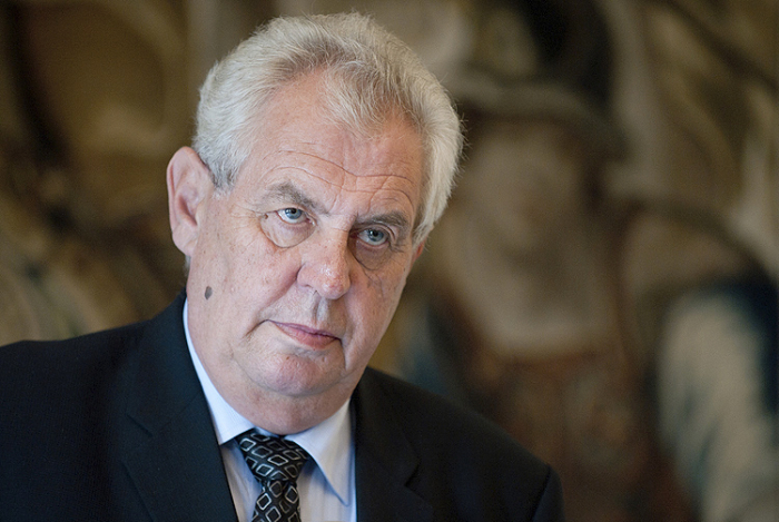 Všichni jsou zvědaví a čekají, co se bude dít. Michal David bude vyznamenán Milošem Zemanem.