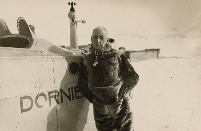 Norský polárník Roald Amundsen v roce 1925 na Špicberkách. Norský polárník Roald Amundsen v roce 1925 na Špicberkách.