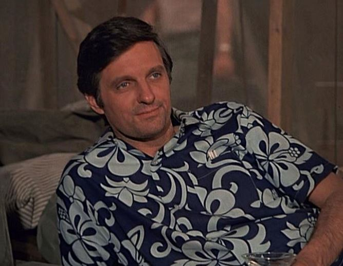 Hlavní star Alan Alda se dál věnoval hraní, kromě Woodyho Allena byl ale vždy obsazován spíše do menších rolí. Hlavní star Alan Alda se dál věnoval hraní, kromě Woodyho Allena byl ale vždy obsazován spíše do menších rolí.