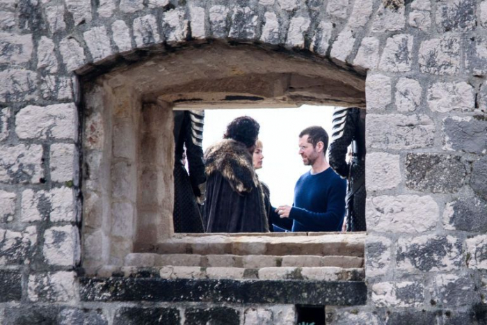 Při natáčení společné scény v hlavním městě Sedmi království se podařilo vyfotit Jona Sněha a Cersei Lannister.