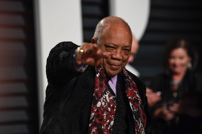 Pařil se Sinatrou i Rayem Charlesem, Monroe se mu nelíbila, Jacksonova opice mu pokousala dítě. Quincy Jones je prostě neuvěřitelný. Pařil se Sinatrou i Rayem Charlesem, Monroe se mu nelíbila, Jacksonova opice mu pokousala dítě. Quincy Jones je prostě neuvěřitelný.
