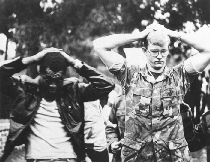 Dlouhých 444 dní čekali američtí rukojmí na vysvobození z íránského sevření.