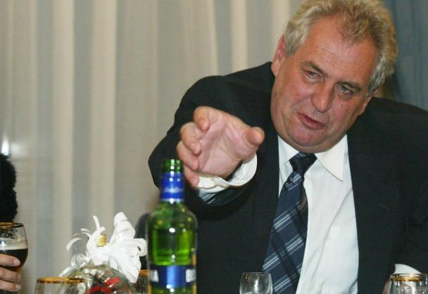 Nikdo nebude moct dát Babišovi ani Kajínkovi milost. Avšak pozor! Většina pravomocí prezidenta by přeskočila na předsedu vlády, takže by mohl Andrej Babiš po smrti Miloše Zemana například vyhlásit amnestii nebo udělit někomu státní vyznamenání. Nikdo nebude moct dát Babišovi ani Kajínkovi milost. Avšak pozor! Většina pravomocí prezidenta by přeskočila na předsedu vlády, takže by mohl Andrej Babiš po smrti Miloše Zemana například vyhlásit amnestii nebo udělit někomu státní vyznamenání.