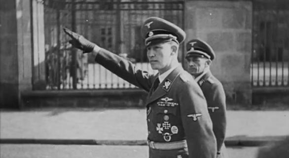 Zastupující říšský protektor SS Obergruppenführer Reinhard Heydrich osobně.