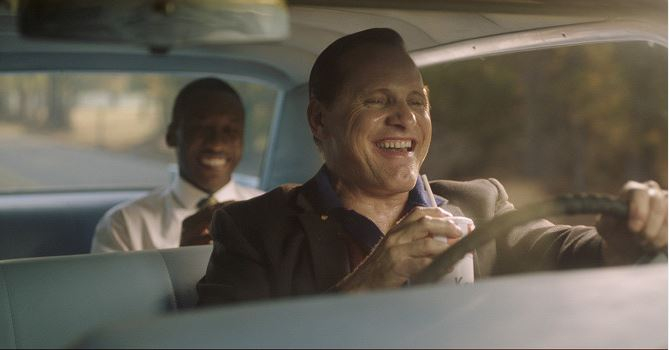Film, jehož scénář spolupsal syn Tonyho Lipa, se v oscarovém klání utká o sošku za Nejlepší film. Viggo Mortensen a Mahershala Ali v Zelení knize.