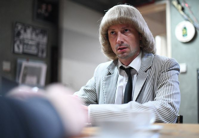 Čtyřiačtyřicetiletý rodák z Hradce Králové původně studoval peďák, měl se stát vychovatelem. Nakonec se ale dostal na JAMU. Jaroslav Plesl ve Zkáze Dejvického divadla.