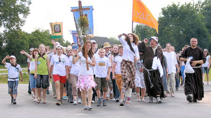 Katolické procesí v dnešním Bělorusku. Vyjadřují ti lidé podporu upalování čarodějnic?