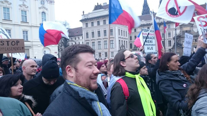 Tomio má rád plápolající české vlajky a přímou demokracii. Ještě že už na to zůstal sám.