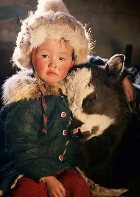 Mongolský chlapec se svým telátkem