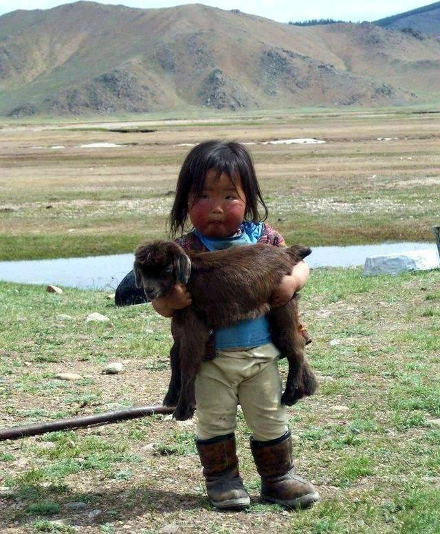 Tříletá mongolská holčička si (vy)chová kamaráda. Nebo kamarádku? To z fotky není poznat. A ve skutečnosti je to nejspíš úplně jedno.
