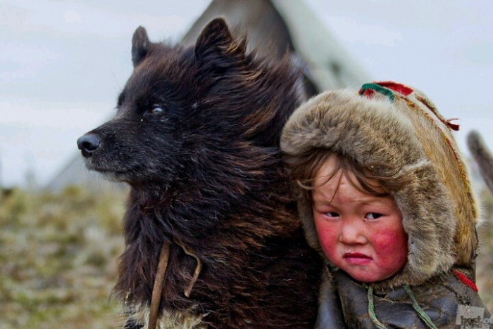Chlapec z Jakutska a jeho pes
