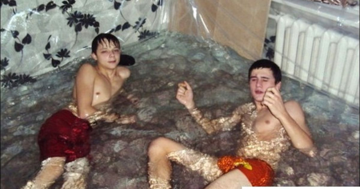 Ruští mládenci si napustili bazén v obývacím pokoji a následně sklízeli projevy uznání na sociálních sítích