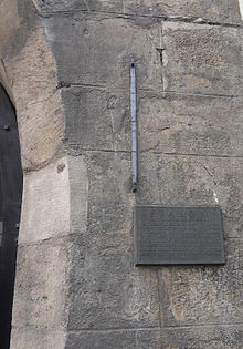 Pražský, český či staroměstský loket byl pro celé Království české ustanoven v roce 1268 v době Přemysla Otakara II. Jeho vzor byl umístěn za vraty Novoměstské radnice a délka jednoho lokte = 59,3 cm.