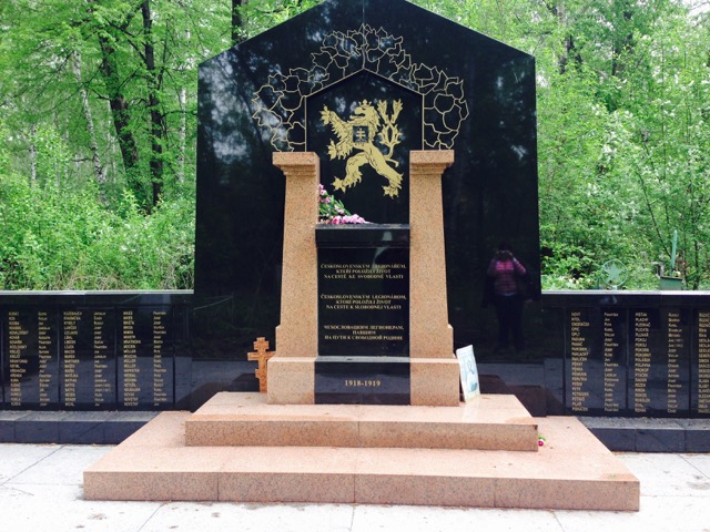 Pietně udržovaný pomník leginářům v Jekatěrinburgu
