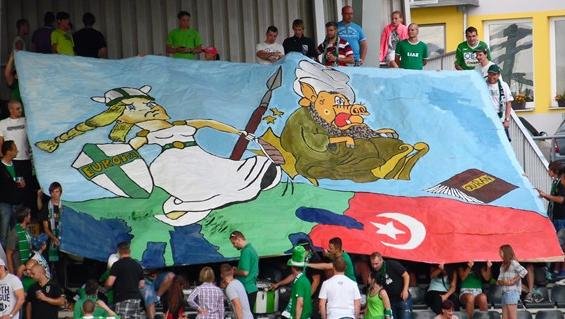 Pokud se na fotbale nesmí křičet &quot;Alláhu Akbar!&quot;, tak tohle se smí?