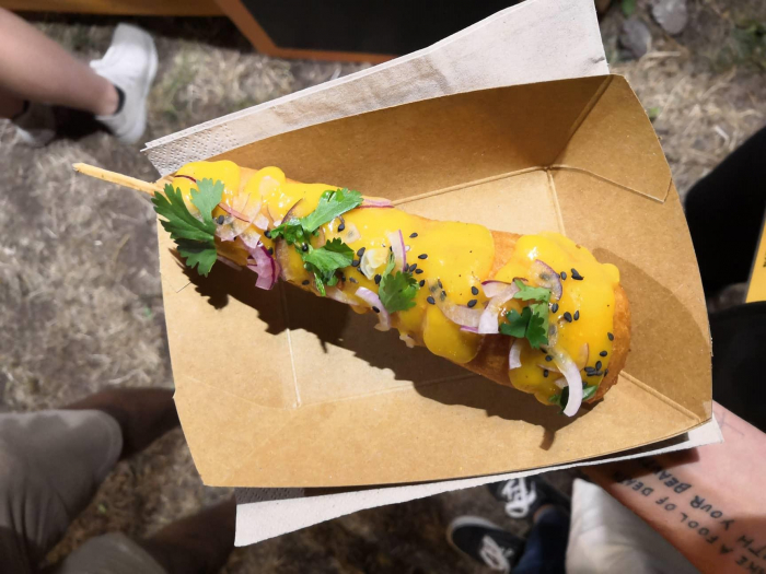 Stánek s corndogy, americkou street food klasikou, která si u nás popularitu zatím jen pomalu buduje, byl příjemným překvapením.