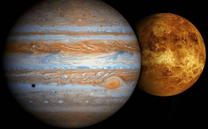 Kvalitní a krásný, leč trochu pomýlený ilustrační obrázek – ve skutečnosti je Jupiter za Venuší