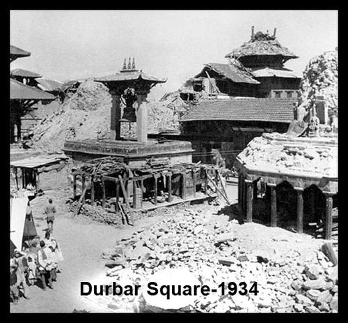 To, co se stalo dnes, je děsivé, ale bylo to tu už mnohokrát. Na fotce je náměstí Durbar v centru Káthmandú zničené zemětřesením před osmdesáti lety