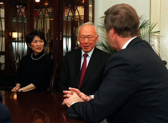 Lee Kuan Yew (uprostřed) vypadal jako pohádkový dědeček