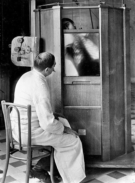 Pacient při rentgenování hrudi u profesora Menarda v nemocnici Cochin v Paříži roku 1914.