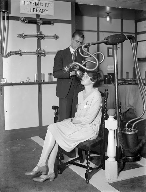 Muž se ženou demonstrují, jak funguje rentgenové zařízení. To představovalo zázrak moderního lékařství a léčení (1928)