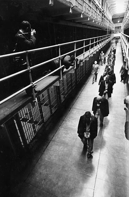 Březen 1963: průvod posledních věznů opouštějících zavírající se Alcatraz prochází kolem cel s pouty na rukou. Alcatrazské vězení známé také jako „Skála“ fungovalo jako vězení přes jedno století, z toho 29 let jako federální věznice.
