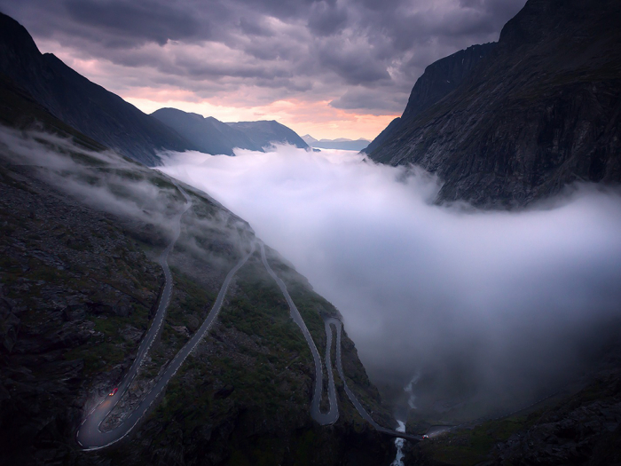 &quot;Slavná klikatá silnice Trollsttigen v západním Norsku. V pozdním létě se údolí koupe v mlze.&quot;