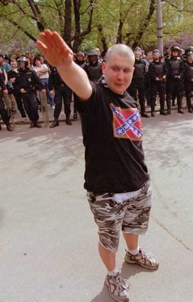 Malý penis vás opravňuje ke vstupu do exklusivní podpůrné skupiny nácků. Zde budete mezi svými a navzájem se budete utěšovat.
