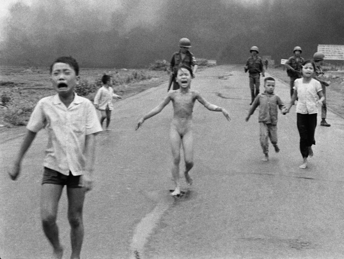 Za fotku amerického útoku napalmem na vietnamskou vesnici (1972) dostal fotoreportér Nick Ut Pulitzerovu cenu