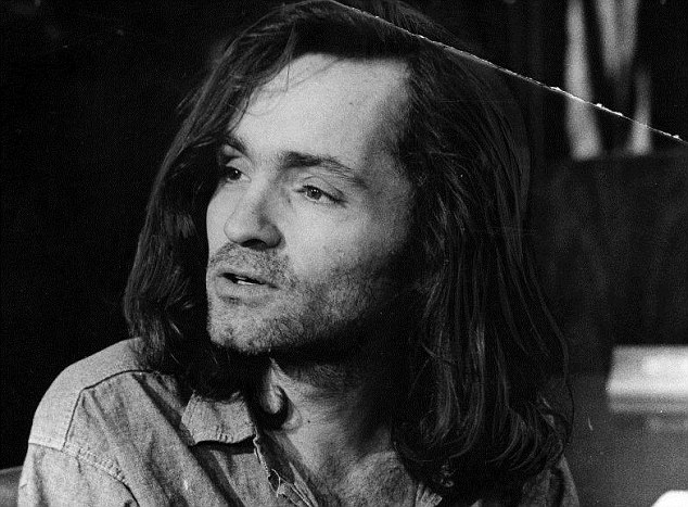 Charles Manson je rasista, demagog a psychopat. Přesto dokázal okouzlit skupinu lidí natolik, aby na jeho povel zabíjeli.