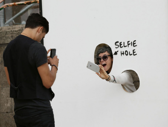 Selfie hole je něco jako „glory hole“, akorát to míň bolí.