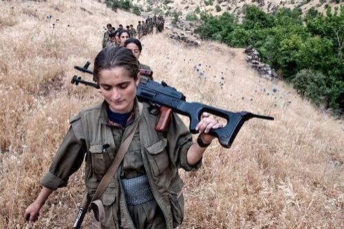Ženy z kurdských ozbrojených milicí Pašmerga, muslimky. Bojují proti Islámskému státu.