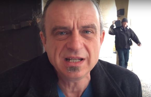 Na svých stránkách prezidentský kandidát Chaloupka zveřejnil video, kde mluví o národní hrdosti. V pozadí pak neznámý muž přenáší krabici.