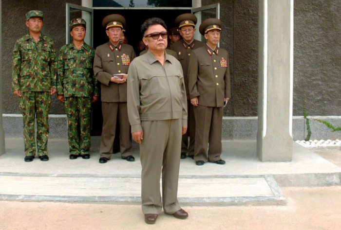 Styl se Kim Čong-ilovi opravdu upřít nedá.