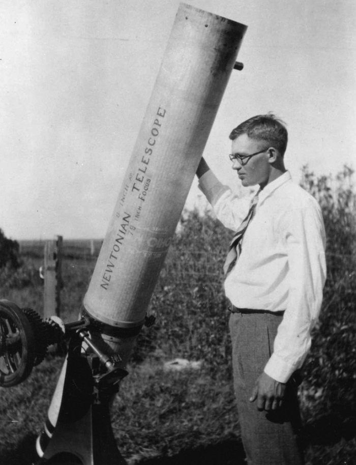 Mladý astronom se svým dalekohledem dva roky před objevením Pluta