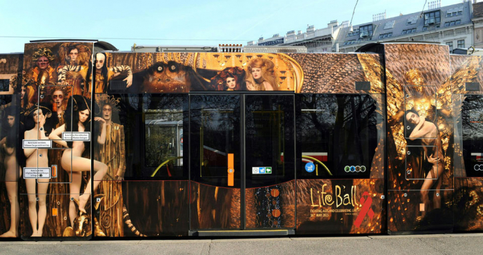 Reklamní poutač na akci na vídeňském autobusu MHD
