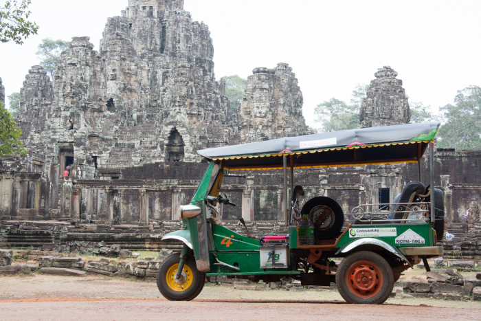 &quot;Stroj&quot; před chrámem v kambodžském Angkoru