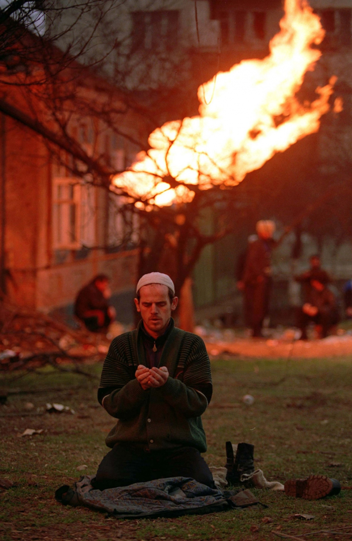 muž modlící se uprostřed první čečenské války