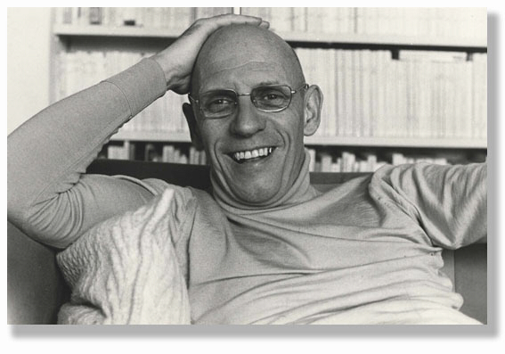 Francouzský poststrukturalistický filozof Michel Foucault odhalil „pejskařské“ povahy s nutkavou potřebou dominance ve studii Dohlížet a trestat – kniha o zrodu vězení.