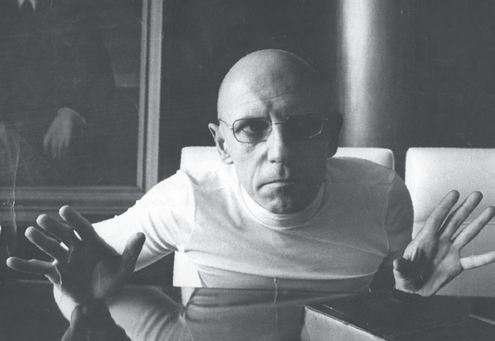 Poststrukturalista Michel Foucault analyzoval různé mechanismy moci a způsoby ovládání