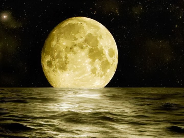 Měsíc nad Pacifikem u pobřeží Austrálie. Gravitační síly Měsíce a Slunce působí pouze na velké masy vody, naše tělo (byť je z 75% z vody) nechávají ‚bez povšimnutí‘, přesněji řečeno ovlivňují jej v tak malé míře, že si toho člověk nemá šanci všimnout.