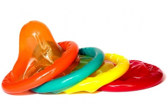 Svět je absolutně absurdní. Muži si navlékají na sebe dětinsky vypadající kondomy, aby se jim nenarodili ti, kteří je budou mít na rozdíl od žen opravdu rádi.
