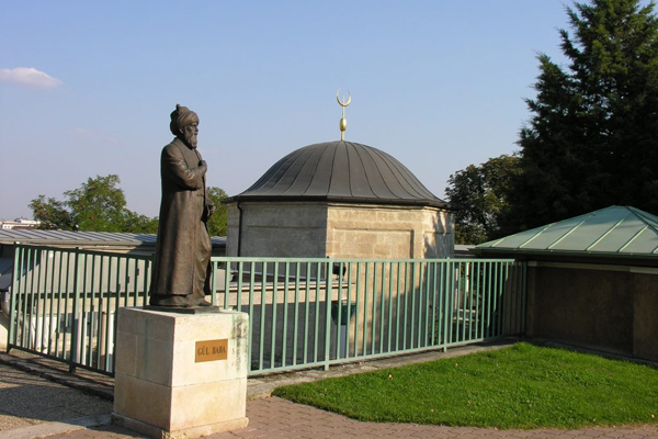 „Otec růží&quot;má v Budapešti nejen hrobku, ale i sochu