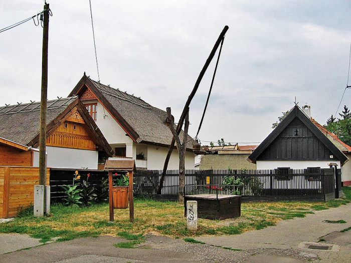 Malá čtvrť Hadas v městečku Mezőkövesd, kterou tvoří prakticky jen dvě ulice, zato plné 400 let starých a stále obývaných domů.