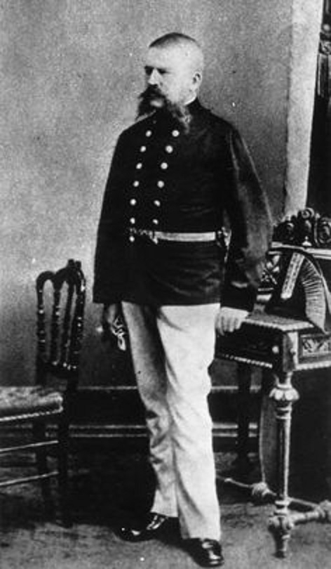 Do poslední chvíle nosil pedantský Alois Hitler svou celnickou uniformu a nechával se oslovovat hodností Oberoffizial.
