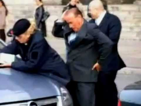 Silvio špásuje s nic netušící policistkou před italským parlamentem. 