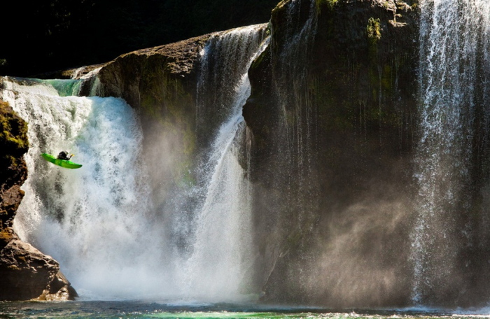 Vodopád  Lower Lewis Falls v americkém státě Washington