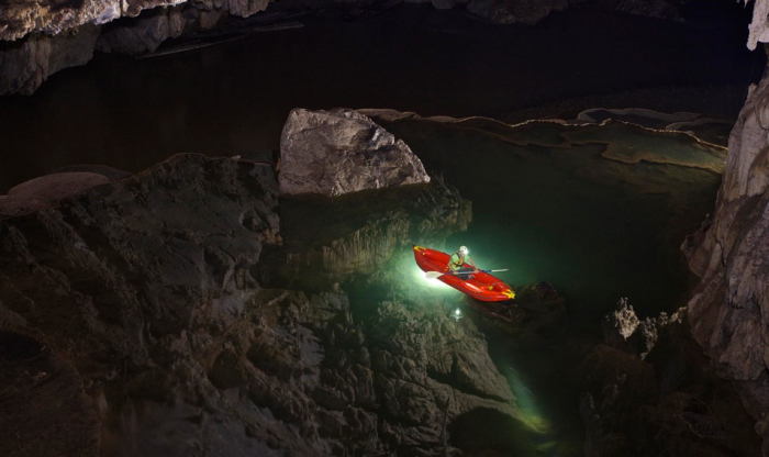 Jaké by to asi bylo proplout jeskyním systémem Tham Lod?